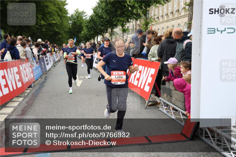 14.06.2026 - REWE Women's Run Strokosch-Dieckow http://msf.ph/oto/9766982 14.06.2026 11:01:01 Ziel 5054, 5242, 5307, 5341, 5364, 5532, 5547, 5548, 5767, 5861, 5941, 6018 meine-sportfotos.de
