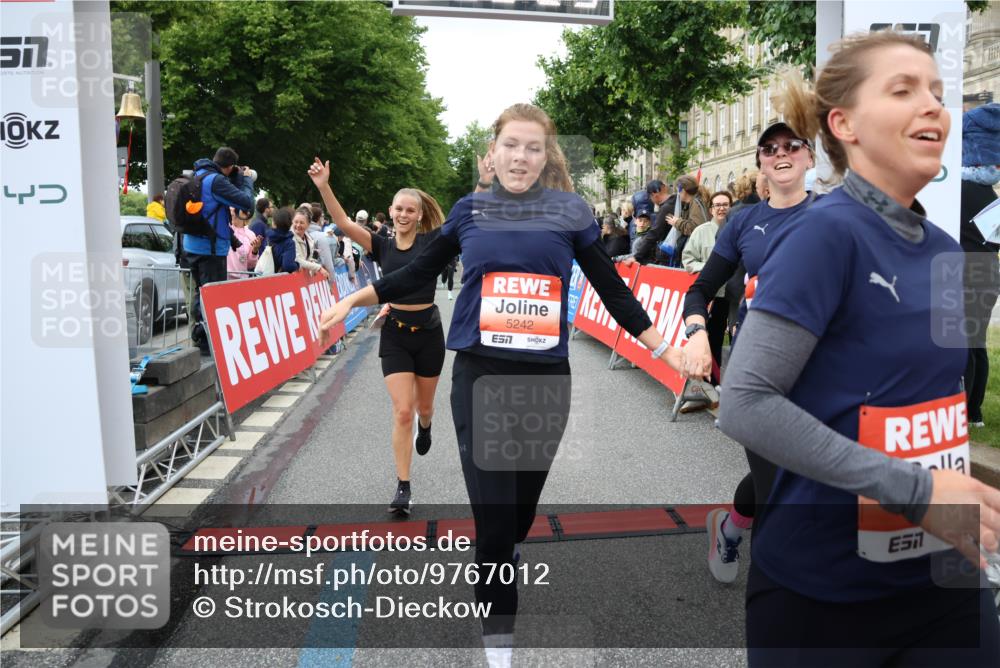 14.06.2026 - REWE Women's Run Strokosch-Dieckow http://msf.ph/oto/9767012 14.06.2026 11:00:58 Ziel 5054, 5242, 5341, 5364, 5532, 5547, 5548, 5764, 5767, 5861, 6018, 6055, 6061 meine-sportfotos.de