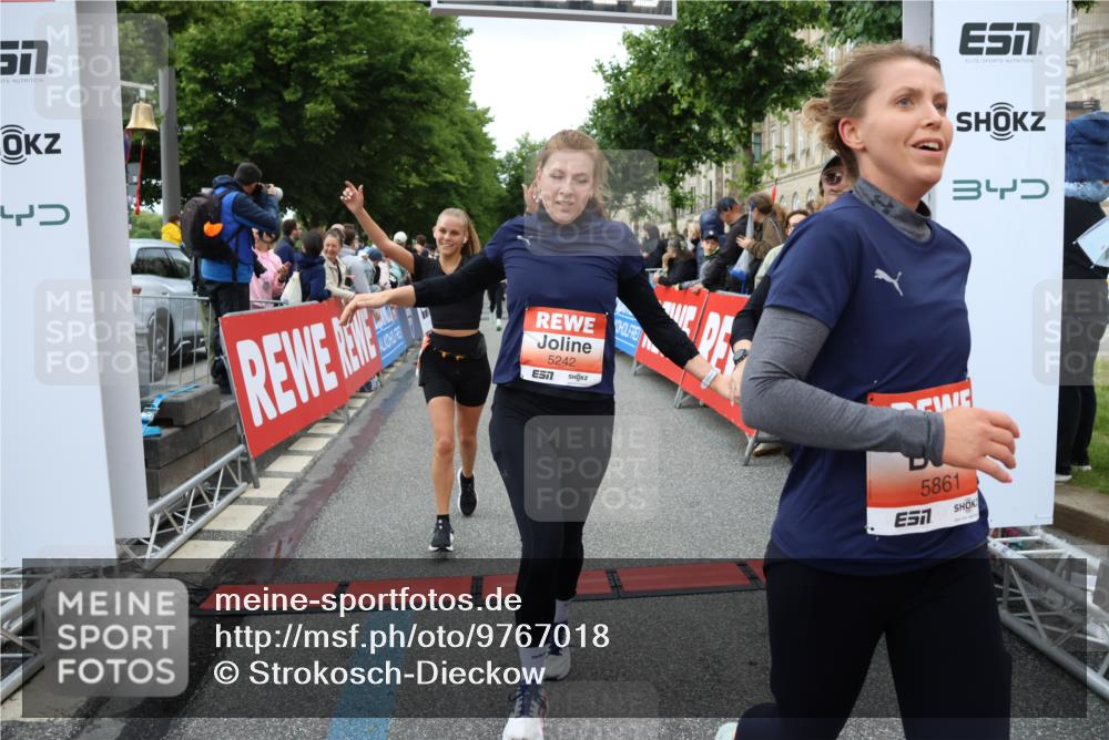 14.06.2026 - REWE Women's Run Strokosch-Dieckow http://msf.ph/oto/9767018 14.06.2026 11:00:57 Ziel 5054, 5242, 5328, 5341, 5486, 5547, 5548, 5764, 5767, 5861, 5894, 6018, 6055, 6061 meine-sportfotos.de