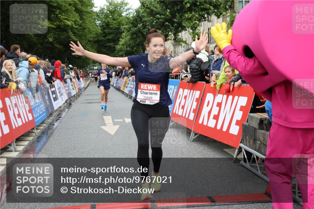 14.06.2026 - REWE Women's Run Strokosch-Dieckow http://msf.ph/oto/9767021 14.06.2026 09:52:08 Ziel 10449, 10763, 10971 meine-sportfotos.de