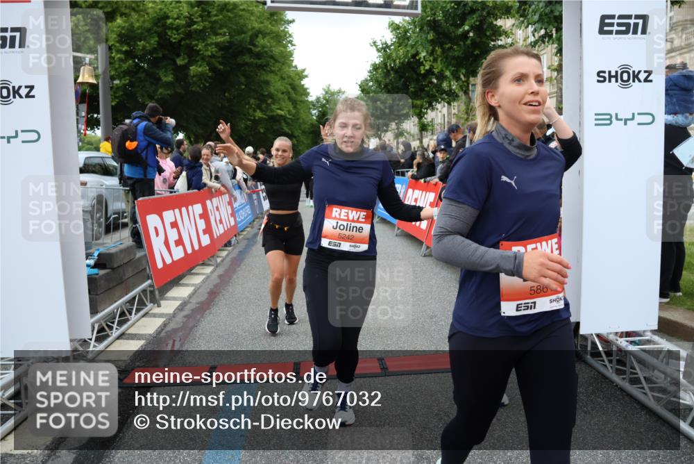 14.06.2026 - REWE Women's Run Strokosch-Dieckow http://msf.ph/oto/9767032 14.06.2026 11:00:57 Ziel 5054, 5242, 5328, 5341, 5486, 5547, 5548, 5764, 5767, 5861, 5894, 6018, 6055, 6061 meine-sportfotos.de