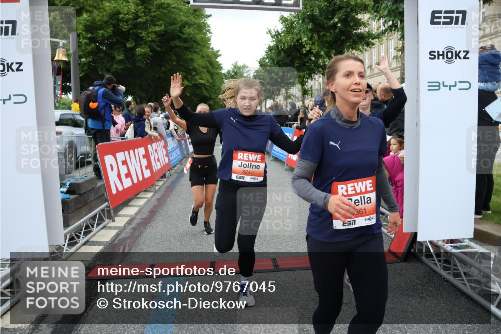 14.06.2026 - REWE Women's Run Strokosch-Dieckow http://msf.ph/oto/9767045 14.06.2026 11:00:57 Ziel 5054, 5242, 5328, 5341, 5486, 5547, 5548, 5764, 5767, 5861, 5894, 6018, 6055, 6061 meine-sportfotos.de