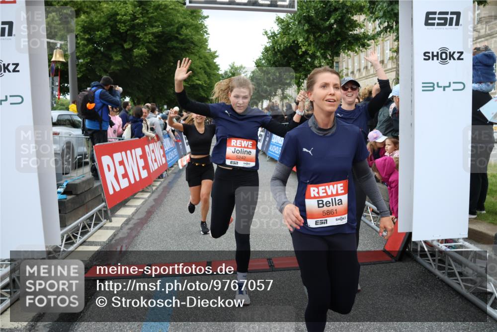 14.06.2026 - REWE Women's Run Strokosch-Dieckow http://msf.ph/oto/9767057 14.06.2026 11:00:57 Ziel 5054, 5242, 5328, 5341, 5486, 5547, 5548, 5764, 5767, 5861, 5894, 6018, 6055, 6061 meine-sportfotos.de