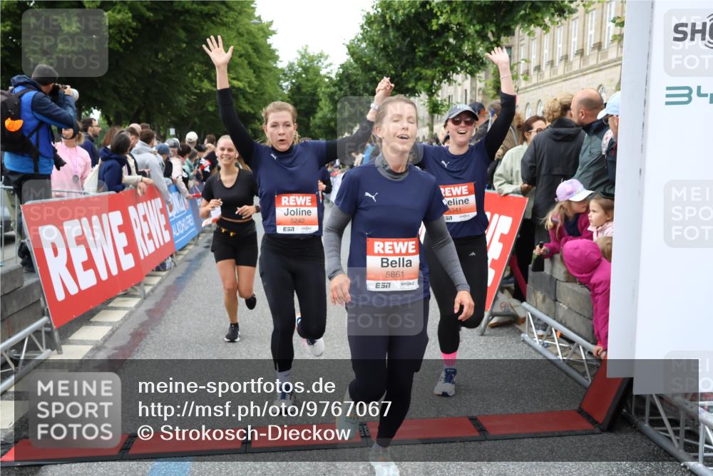 14.06.2026 - REWE Women's Run Strokosch-Dieckow http://msf.ph/oto/9767067 14.06.2026 11:00:57 Ziel 5054, 5242, 5328, 5341, 5486, 5547, 5548, 5764, 5767, 5861, 5894, 6018, 6055, 6061 meine-sportfotos.de