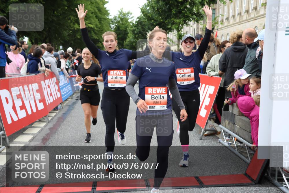 14.06.2026 - REWE Women's Run Strokosch-Dieckow http://msf.ph/oto/9767077 14.06.2026 11:00:57 Ziel 5054, 5242, 5328, 5341, 5486, 5547, 5548, 5764, 5767, 5861, 5894, 6018, 6055, 6061 meine-sportfotos.de