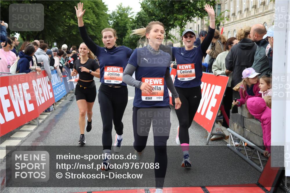 14.06.2026 - REWE Women's Run Strokosch-Dieckow http://msf.ph/oto/9767088 14.06.2026 11:00:57 Ziel 5054, 5242, 5328, 5341, 5486, 5547, 5548, 5764, 5767, 5861, 5894, 6018, 6055, 6061 meine-sportfotos.de