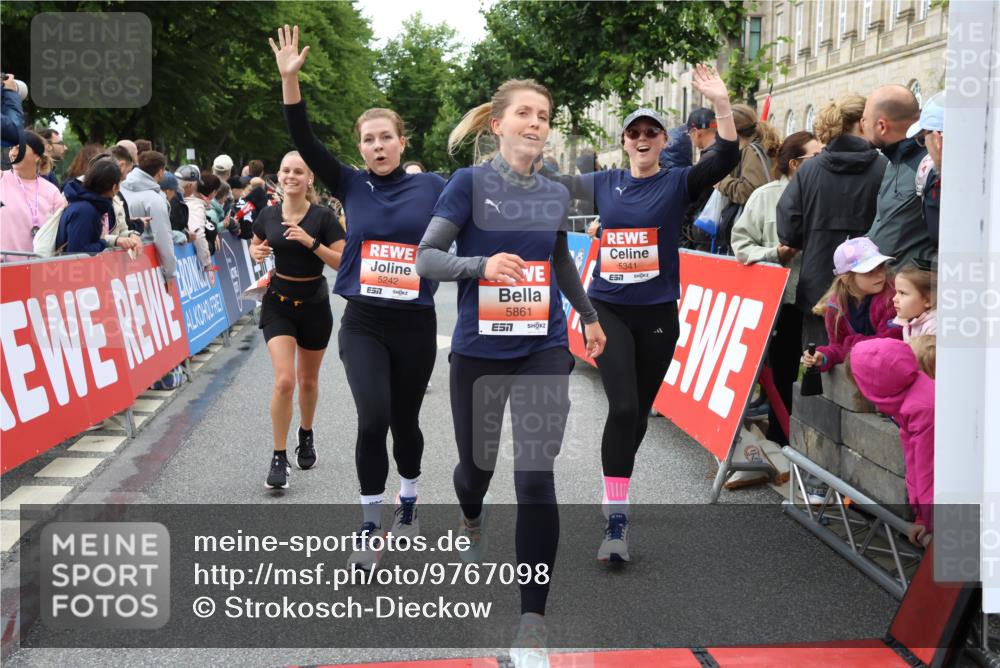 14.06.2026 - REWE Women's Run Strokosch-Dieckow http://msf.ph/oto/9767098 14.06.2026 11:00:57 Ziel 5054, 5242, 5328, 5341, 5486, 5547, 5548, 5764, 5767, 5861, 5894, 6018, 6055, 6061 meine-sportfotos.de