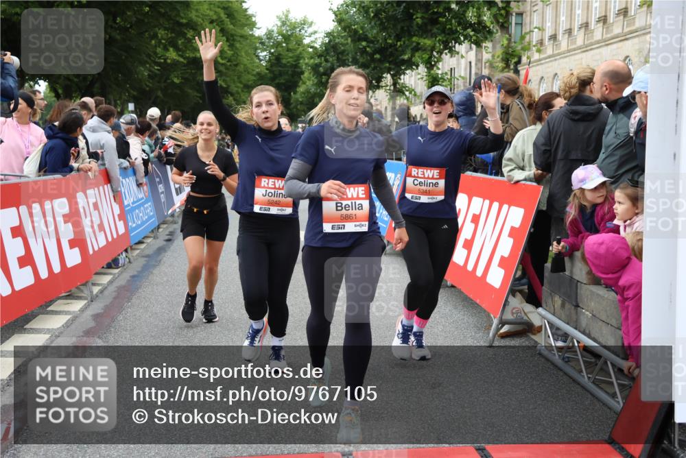 14.06.2026 - REWE Women's Run Strokosch-Dieckow http://msf.ph/oto/9767105 14.06.2026 11:00:57 Ziel 5054, 5242, 5328, 5341, 5486, 5547, 5548, 5764, 5767, 5861, 5894, 6018, 6055, 6061 meine-sportfotos.de
