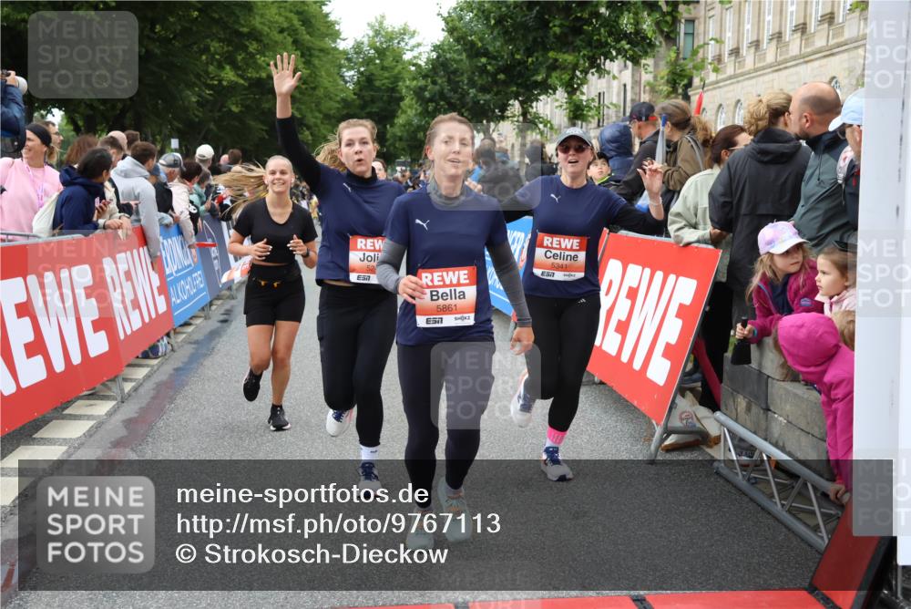 14.06.2026 - REWE Women's Run Strokosch-Dieckow http://msf.ph/oto/9767113 14.06.2026 11:00:57 Ziel 5054, 5242, 5328, 5341, 5486, 5547, 5548, 5764, 5767, 5861, 5894, 6018, 6055, 6061 meine-sportfotos.de