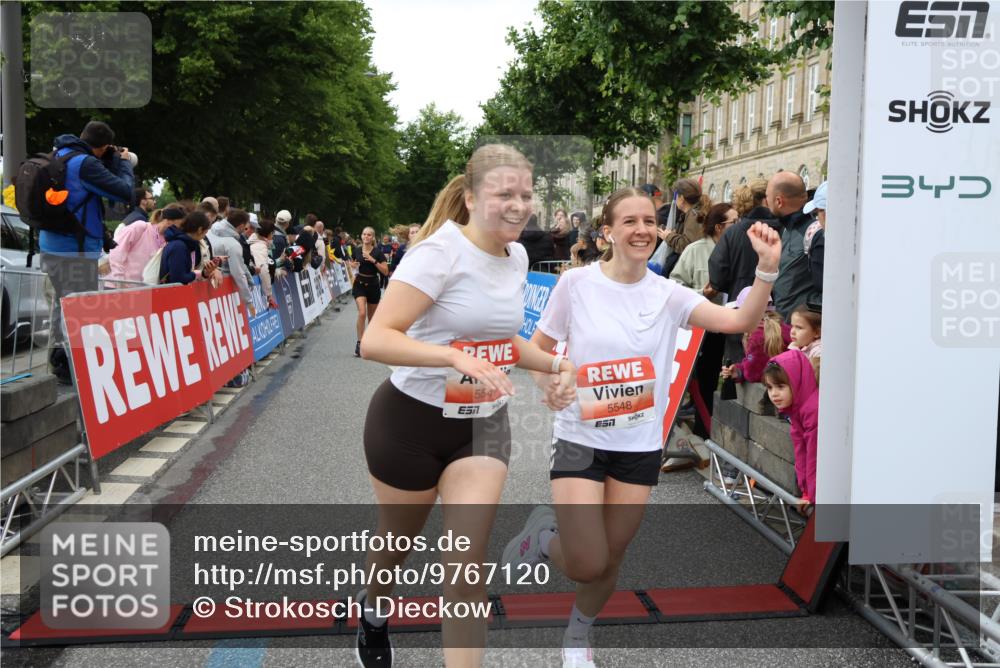 14.06.2026 - REWE Women's Run Strokosch-Dieckow http://msf.ph/oto/9767120 14.06.2026 11:00:55 Ziel 5054, 5193, 5242, 5328, 5341, 5440, 5486, 5547, 5548, 5764, 5861, 5894, 6018, 6055, 6061 meine-sportfotos.de