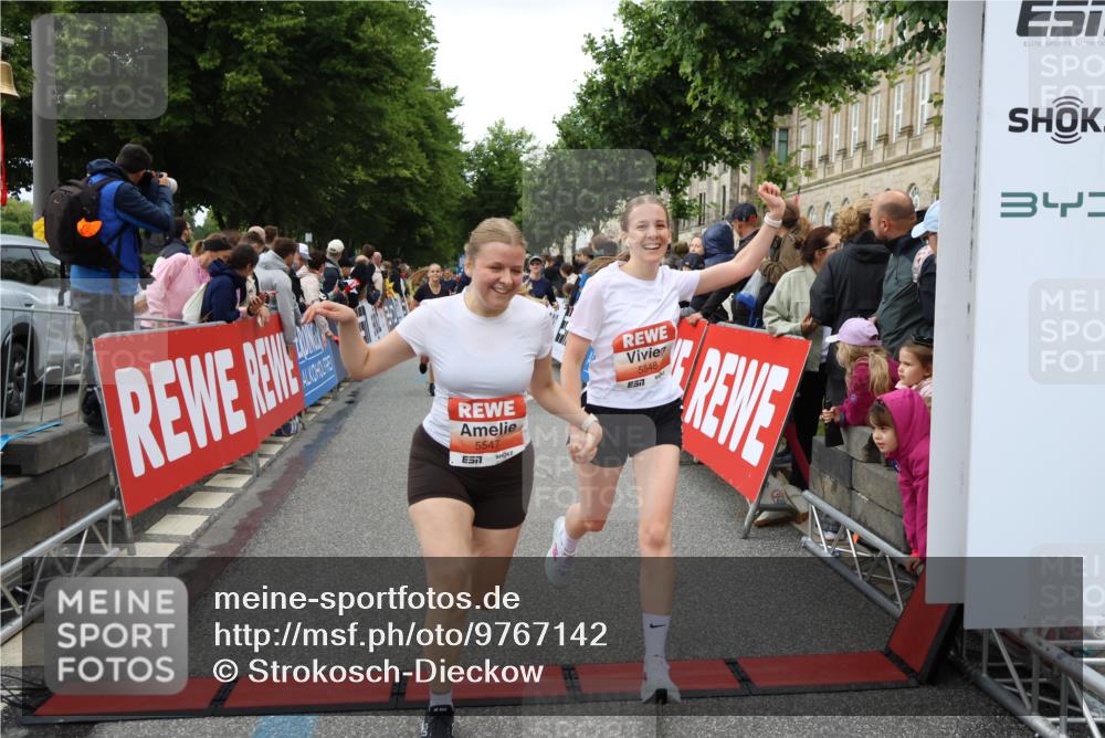 14.06.2026 - REWE Women's Run Strokosch-Dieckow http://msf.ph/oto/9767142 14.06.2026 11:00:54 Ziel 5054, 5193, 5242, 5328, 5341, 5440, 5486, 5547, 5548, 5764, 5861, 5894, 6018, 6055, 6061 meine-sportfotos.de
