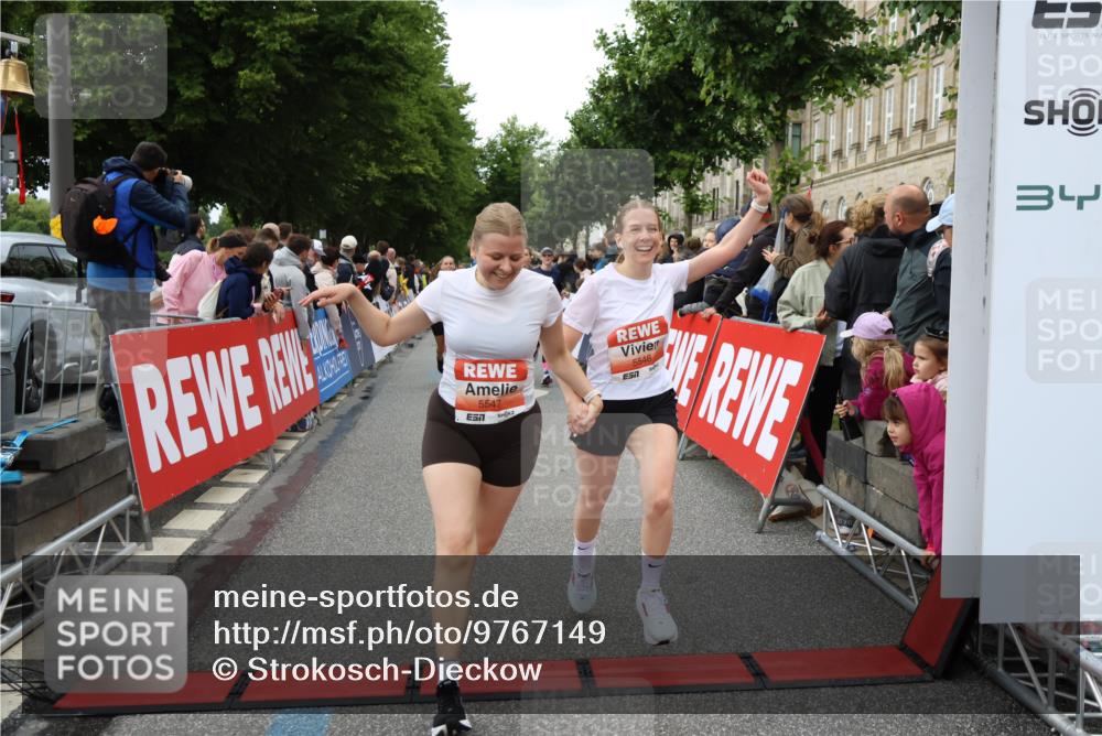14.06.2026 - REWE Women's Run Strokosch-Dieckow http://msf.ph/oto/9767149 14.06.2026 11:00:54 Ziel 5054, 5193, 5242, 5328, 5341, 5440, 5486, 5547, 5548, 5764, 5861, 5894, 6018, 6055, 6061 meine-sportfotos.de