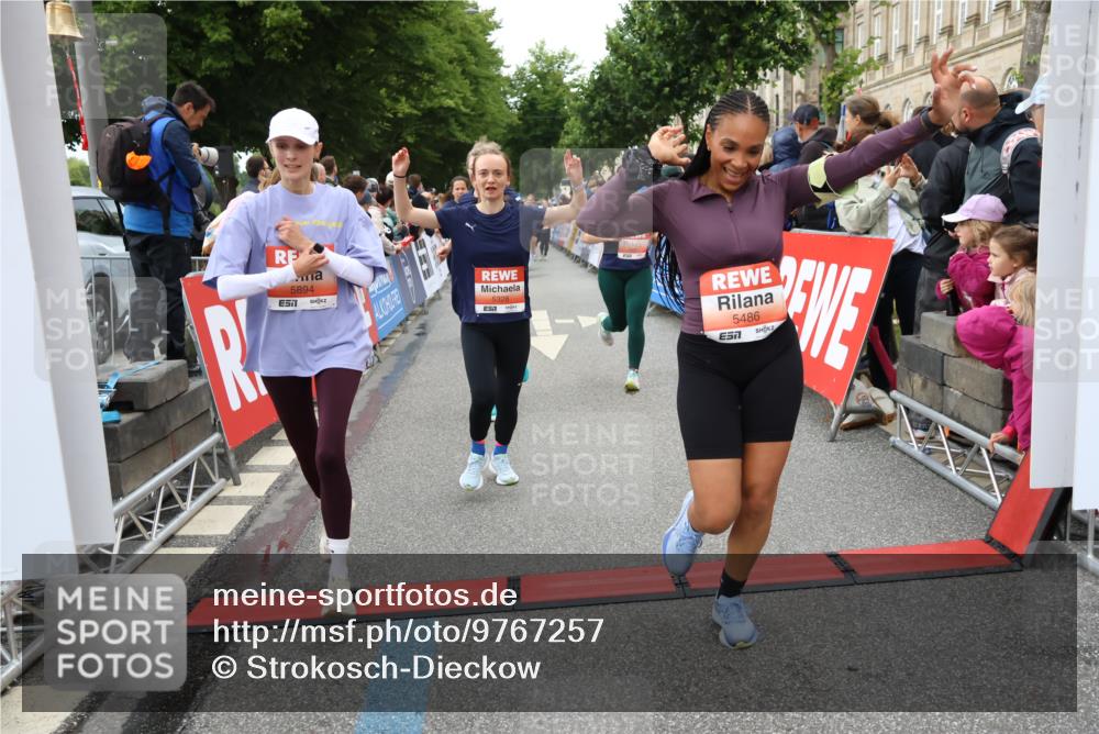 14.06.2026 - REWE Women's Run Strokosch-Dieckow http://msf.ph/oto/9767257 14.06.2026 11:00:49 Ziel 5193, 5328, 5440, 5486, 5716, 5764, 5894, 6055, 6061 meine-sportfotos.de