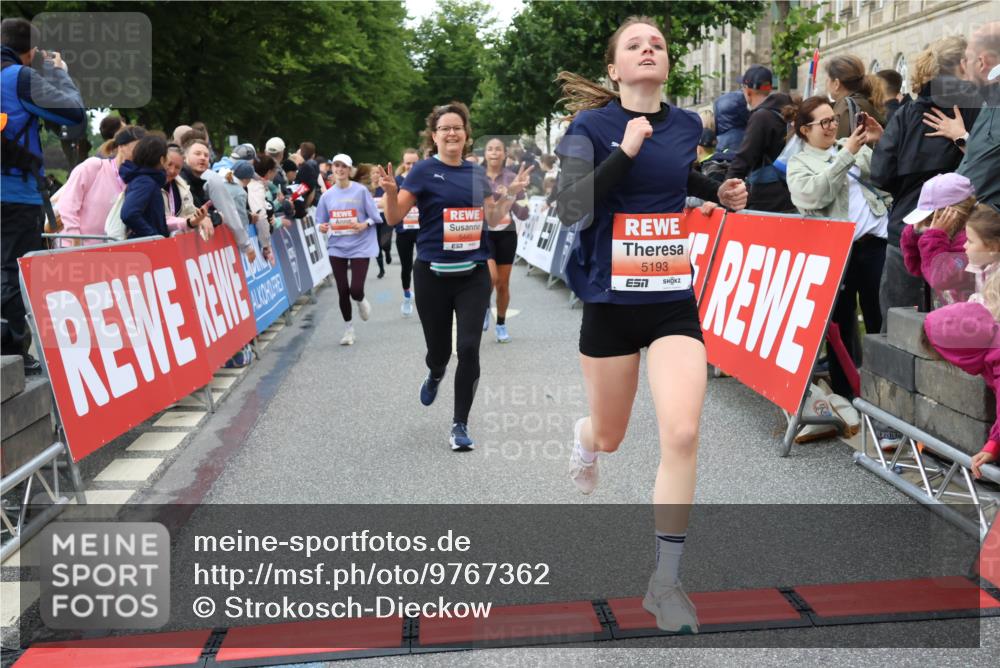 14.06.2026 - REWE Women's Run Strokosch-Dieckow http://msf.ph/oto/9767362 14.06.2026 11:00:47 Ziel 5193, 5328, 5435, 5440, 5453, 5486, 5665, 5716, 5764, 5883, 5894, 6061 meine-sportfotos.de