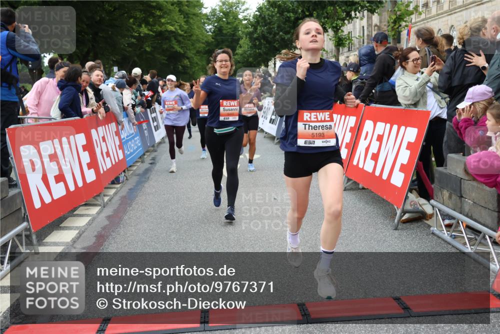 14.06.2026 - REWE Women's Run Strokosch-Dieckow http://msf.ph/oto/9767371 14.06.2026 11:00:47 Ziel 5193, 5328, 5435, 5440, 5453, 5486, 5665, 5716, 5764, 5883, 5894, 6061 meine-sportfotos.de