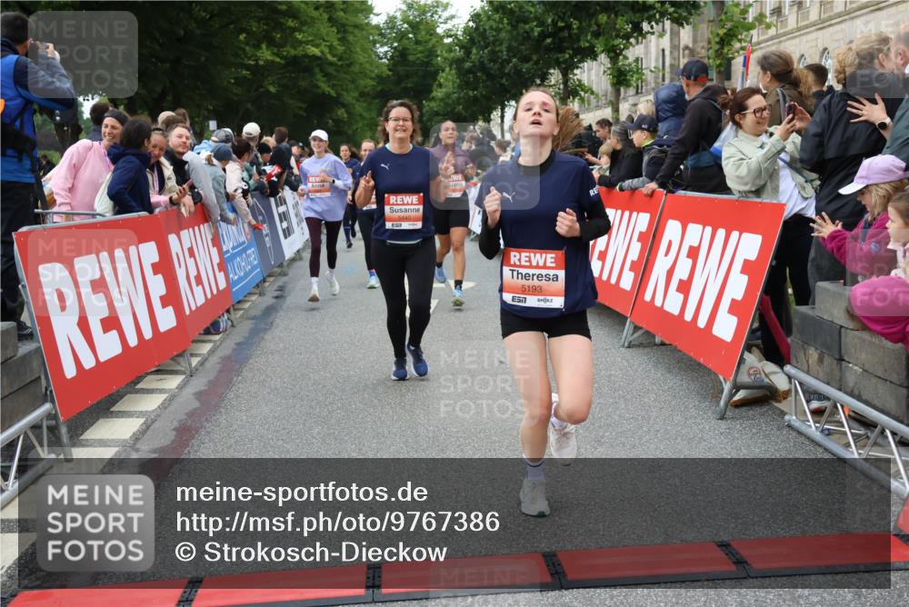14.06.2026 - REWE Women's Run Strokosch-Dieckow http://msf.ph/oto/9767386 14.06.2026 11:00:47 Ziel 5193, 5328, 5435, 5440, 5453, 5486, 5665, 5716, 5764, 5883, 5894, 6061 meine-sportfotos.de