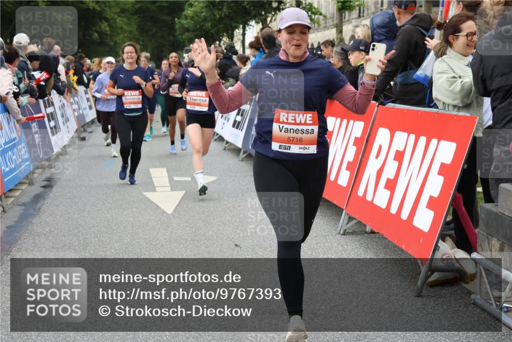 14.06.2026 - REWE Women's Run Strokosch-Dieckow http://msf.ph/oto/9767393 14.06.2026 11:00:45 Ziel 5050, 5193, 5328, 5432, 5435, 5440, 5453, 5486, 5665, 5716, 5883, 5894 meine-sportfotos.de