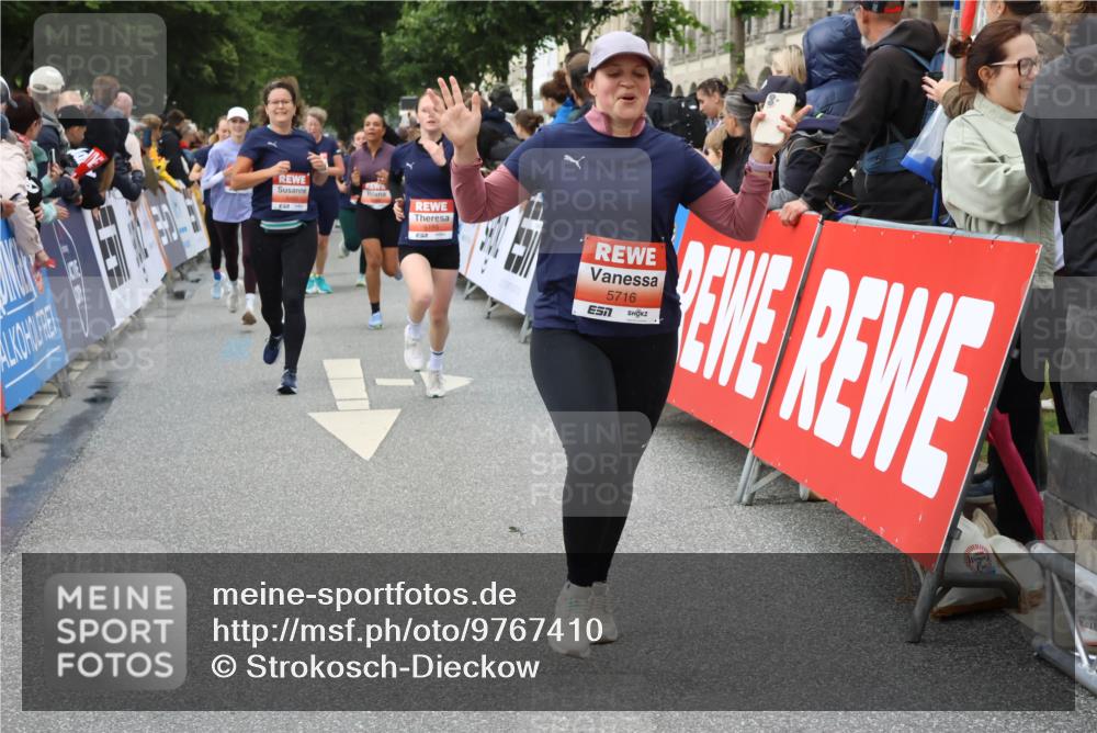 14.06.2026 - REWE Women's Run Strokosch-Dieckow http://msf.ph/oto/9767410 14.06.2026 11:00:45 Ziel 5050, 5193, 5328, 5432, 5435, 5440, 5453, 5486, 5665, 5716, 5883, 5894 meine-sportfotos.de