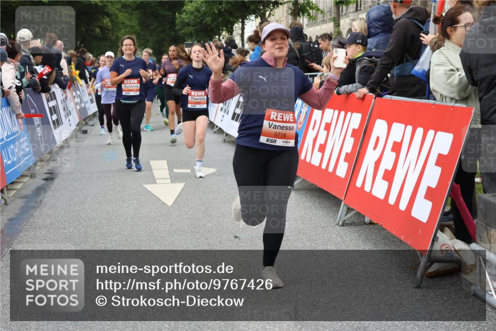 14.06.2026 - REWE Women's Run Strokosch-Dieckow http://msf.ph/oto/9767426 14.06.2026 11:00:45 Ziel 5050, 5193, 5328, 5432, 5435, 5440, 5453, 5486, 5665, 5716, 5883, 5894 meine-sportfotos.de