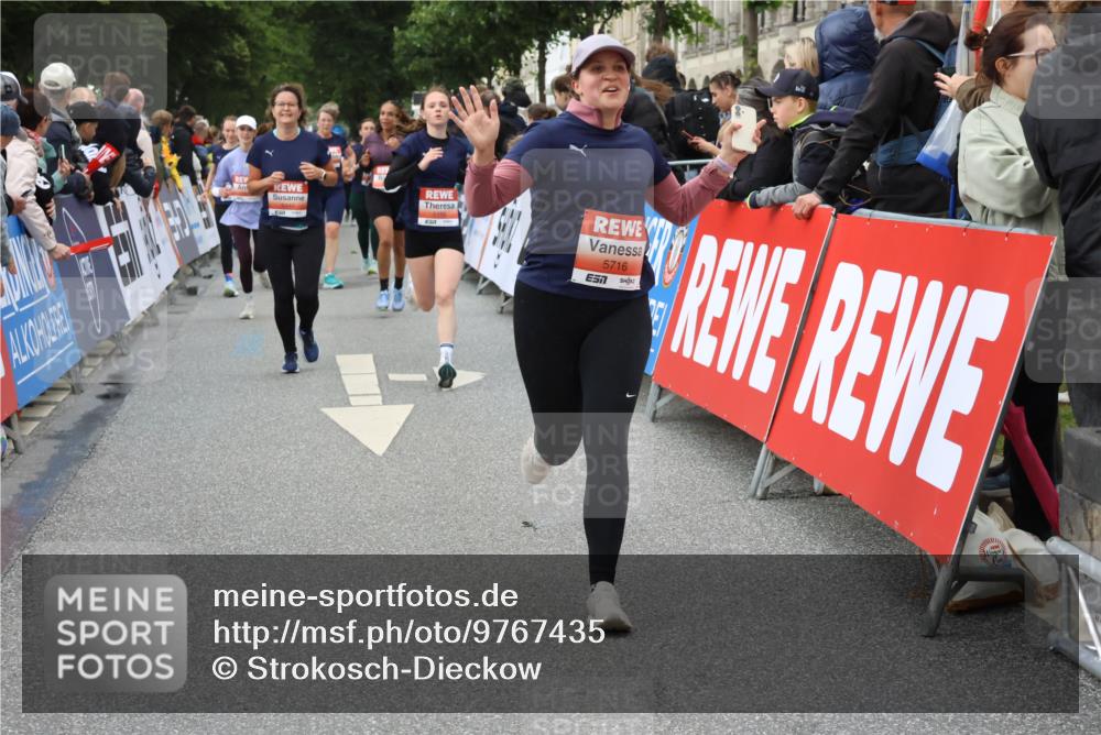 14.06.2026 - REWE Women's Run Strokosch-Dieckow http://msf.ph/oto/9767435 14.06.2026 11:00:45 Ziel 5050, 5193, 5328, 5432, 5435, 5440, 5453, 5486, 5665, 5716, 5883, 5894 meine-sportfotos.de