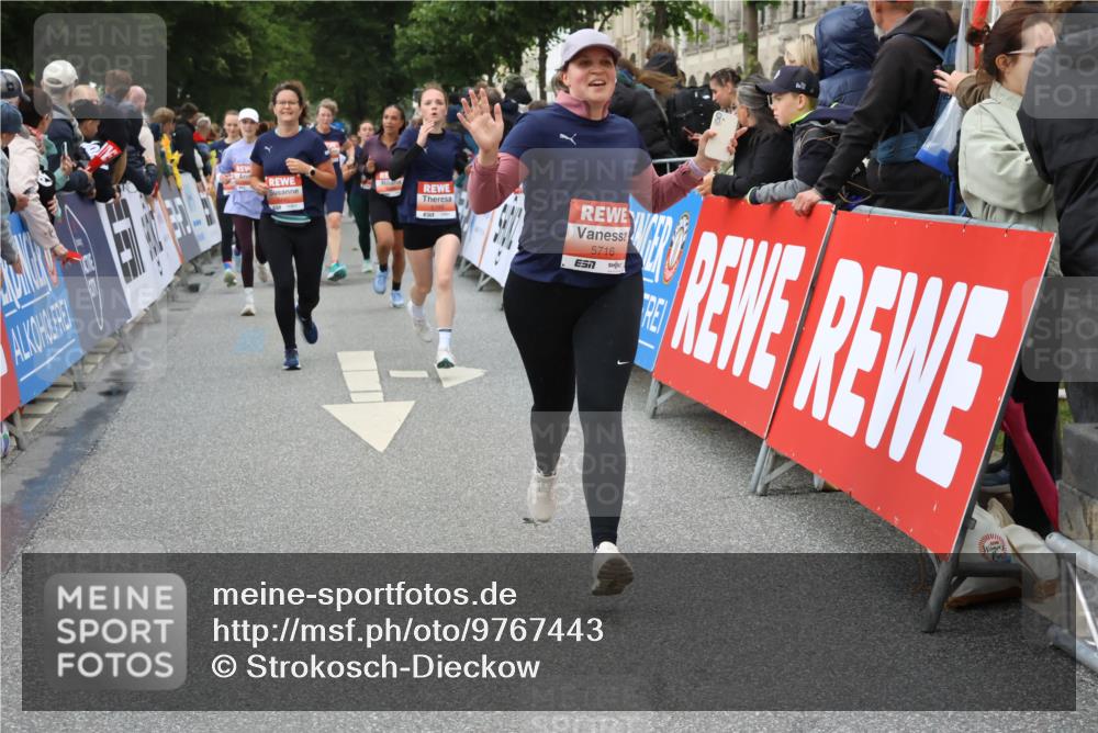 14.06.2026 - REWE Women's Run Strokosch-Dieckow http://msf.ph/oto/9767443 14.06.2026 11:00:45 Ziel 5050, 5193, 5328, 5432, 5435, 5440, 5453, 5486, 5665, 5716, 5883, 5894 meine-sportfotos.de