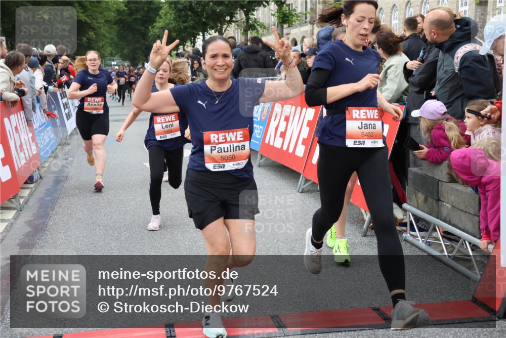 14.06.2026 - REWE Women's Run Strokosch-Dieckow http://msf.ph/oto/9767524 14.06.2026 11:00:38 Ziel 5001, 5002, 5003, 5004, 5050, 5147, 5432, 5435, 5453, 5665, 5719, 5782, 5883, 5929, 6040 meine-sportfotos.de