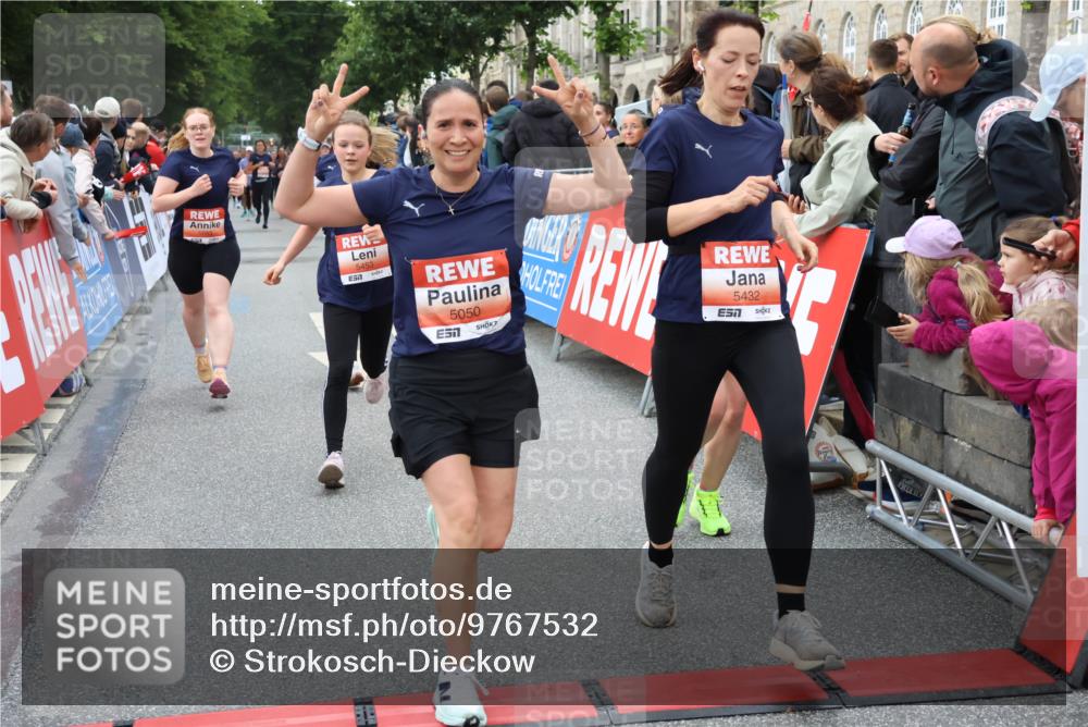14.06.2026 - REWE Women's Run Strokosch-Dieckow http://msf.ph/oto/9767532 14.06.2026 11:00:38 Ziel 5001, 5002, 5003, 5004, 5050, 5147, 5432, 5435, 5453, 5665, 5719, 5782, 5883, 5929, 6040 meine-sportfotos.de
