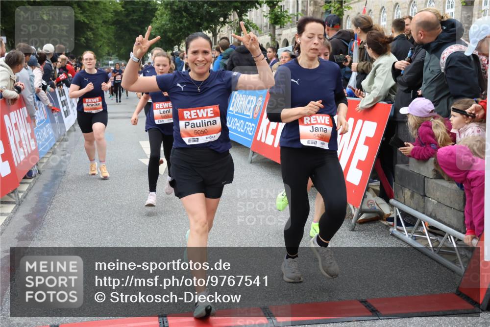 14.06.2026 - REWE Women's Run Strokosch-Dieckow http://msf.ph/oto/9767541 14.06.2026 11:00:38 Ziel 5001, 5002, 5003, 5004, 5050, 5147, 5432, 5435, 5453, 5665, 5719, 5782, 5883, 5929, 6040 meine-sportfotos.de