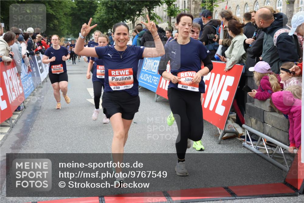 14.06.2026 - REWE Women's Run Strokosch-Dieckow http://msf.ph/oto/9767549 14.06.2026 11:00:38 Ziel 5001, 5002, 5003, 5004, 5050, 5147, 5432, 5435, 5453, 5665, 5719, 5782, 5883, 5929, 6040 meine-sportfotos.de