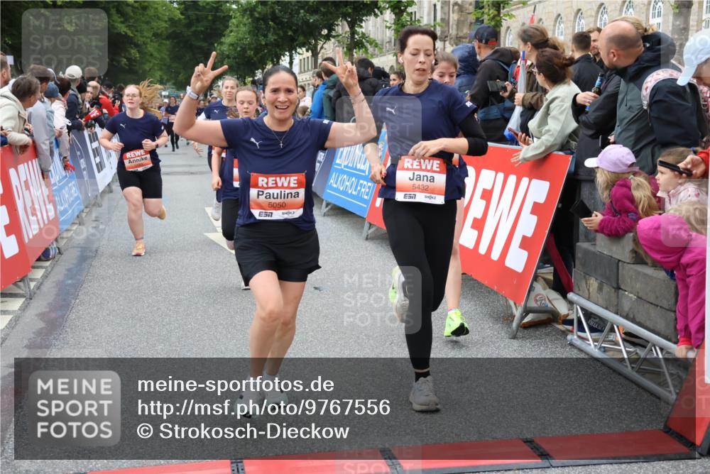 14.06.2026 - REWE Women's Run Strokosch-Dieckow http://msf.ph/oto/9767556 14.06.2026 11:00:38 Ziel 5001, 5002, 5003, 5004, 5050, 5147, 5432, 5435, 5453, 5665, 5719, 5782, 5883, 5929, 6040 meine-sportfotos.de