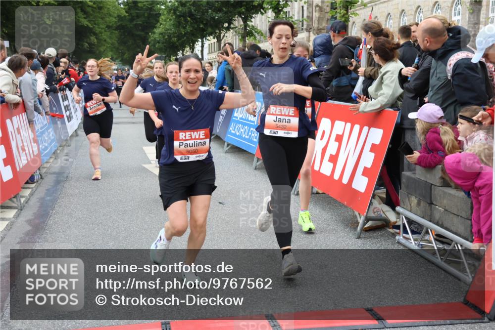 14.06.2026 - REWE Women's Run Strokosch-Dieckow http://msf.ph/oto/9767562 14.06.2026 11:00:38 Ziel 5001, 5002, 5003, 5004, 5050, 5147, 5432, 5435, 5453, 5665, 5719, 5782, 5883, 5929, 6040 meine-sportfotos.de