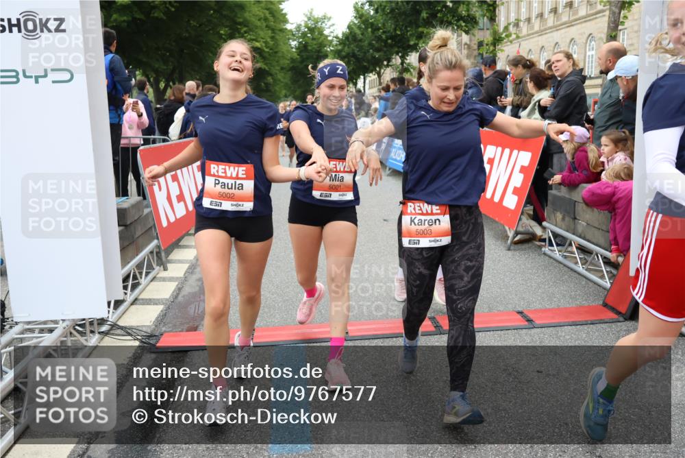 14.06.2026 - REWE Women's Run Strokosch-Dieckow http://msf.ph/oto/9767577 14.06.2026 11:00:35 Ziel 5001, 5002, 5003, 5004, 5050, 5143, 5147, 5233, 5415, 5432, 5435, 5453, 5665, 5691, 5692, 5719, 5782, 5929, 6019, 6040 meine-sportfotos.de