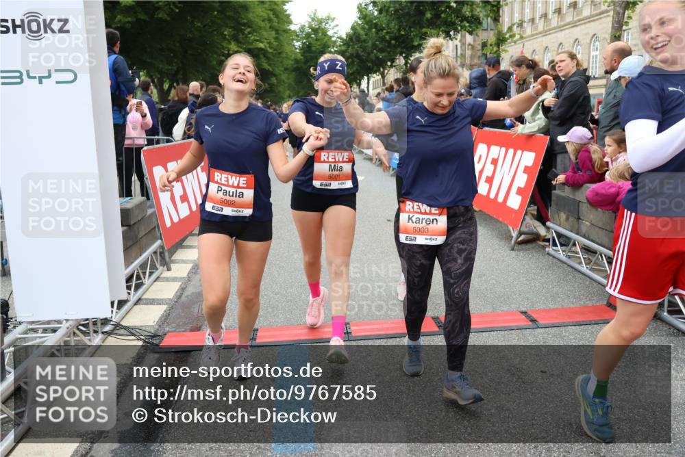 14.06.2026 - REWE Women's Run Strokosch-Dieckow http://msf.ph/oto/9767585 14.06.2026 11:00:35 Ziel 5001, 5002, 5003, 5004, 5050, 5143, 5147, 5233, 5415, 5432, 5435, 5453, 5665, 5691, 5692, 5719, 5782, 5929, 6019, 6040 meine-sportfotos.de