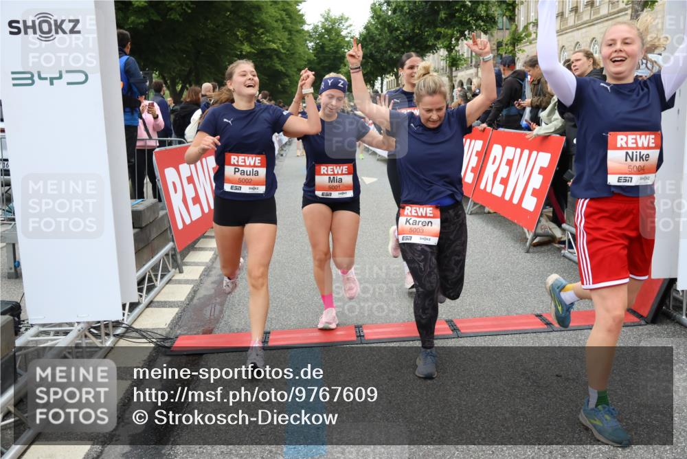14.06.2026 - REWE Women's Run Strokosch-Dieckow http://msf.ph/oto/9767609 14.06.2026 11:00:35 Ziel 5001, 5002, 5003, 5004, 5050, 5143, 5147, 5233, 5415, 5432, 5435, 5453, 5665, 5691, 5692, 5719, 5782, 5929, 6019, 6040 meine-sportfotos.de