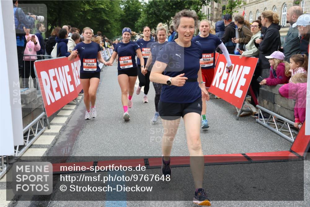 14.06.2026 - REWE Women's Run Strokosch-Dieckow http://msf.ph/oto/9767648 14.06.2026 11:00:34 Ziel 5001, 5002, 5003, 5004, 5050, 5143, 5147, 5233, 5415, 5432, 5691, 5692, 5719, 5782, 5929, 6019, 6040 meine-sportfotos.de