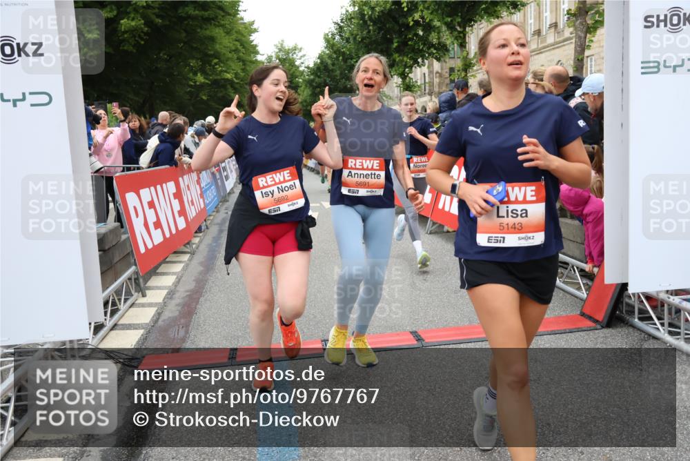 14.06.2026 - REWE Women's Run Strokosch-Dieckow http://msf.ph/oto/9767767 14.06.2026 11:00:29 Ziel 5143, 5233, 5322, 5403, 5415, 5691, 5692, 5782, 5929, 6019, 6040 meine-sportfotos.de