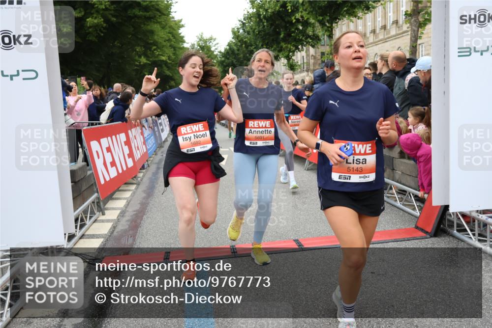 14.06.2026 - REWE Women's Run Strokosch-Dieckow http://msf.ph/oto/9767773 14.06.2026 11:00:29 Ziel 5143, 5233, 5322, 5403, 5415, 5691, 5692, 5782, 5929, 6019, 6040 meine-sportfotos.de