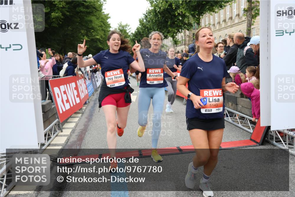 14.06.2026 - REWE Women's Run Strokosch-Dieckow http://msf.ph/oto/9767780 14.06.2026 11:00:29 Ziel 5143, 5233, 5322, 5403, 5415, 5691, 5692, 5782, 5929, 6019, 6040 meine-sportfotos.de