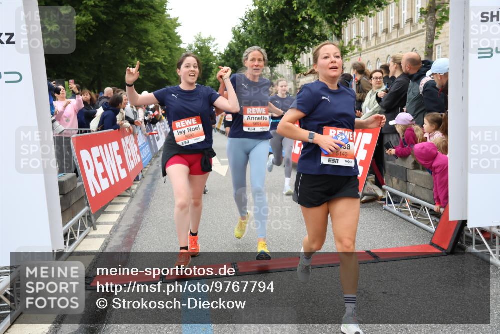 14.06.2026 - REWE Women's Run Strokosch-Dieckow http://msf.ph/oto/9767794 14.06.2026 11:00:28 Ziel 5143, 5233, 5322, 5403, 5415, 5691, 5692, 5782, 5929, 6019, 6040 meine-sportfotos.de