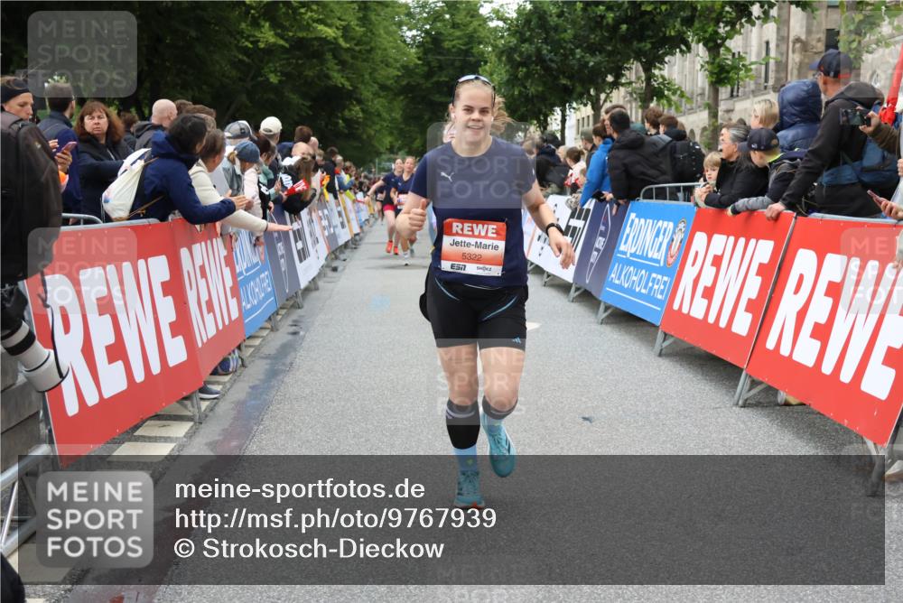 14.06.2026 - REWE Women's Run Strokosch-Dieckow http://msf.ph/oto/9767939 14.06.2026 11:00:22 Ziel 5101, 5284, 5322, 5403, 5792, 5801, 5930, 5954 meine-sportfotos.de
