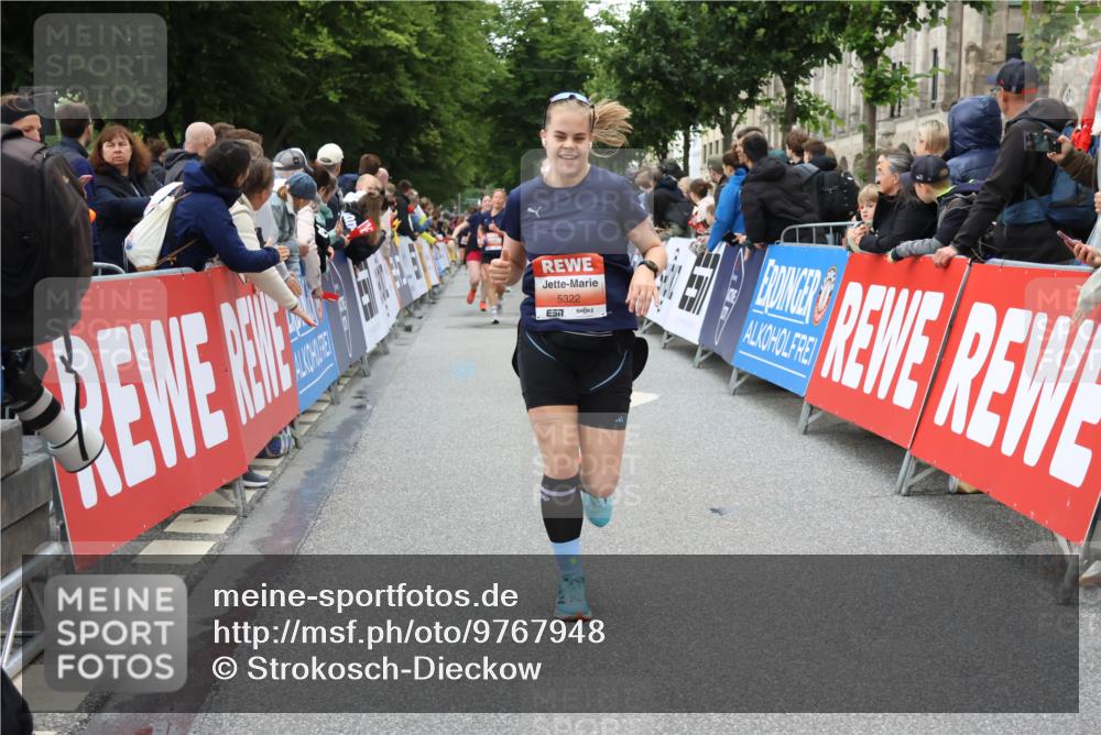 14.06.2026 - REWE Women's Run Strokosch-Dieckow http://msf.ph/oto/9767948 14.06.2026 11:00:22 Ziel 5101, 5284, 5322, 5403, 5792, 5801, 5930, 5954 meine-sportfotos.de