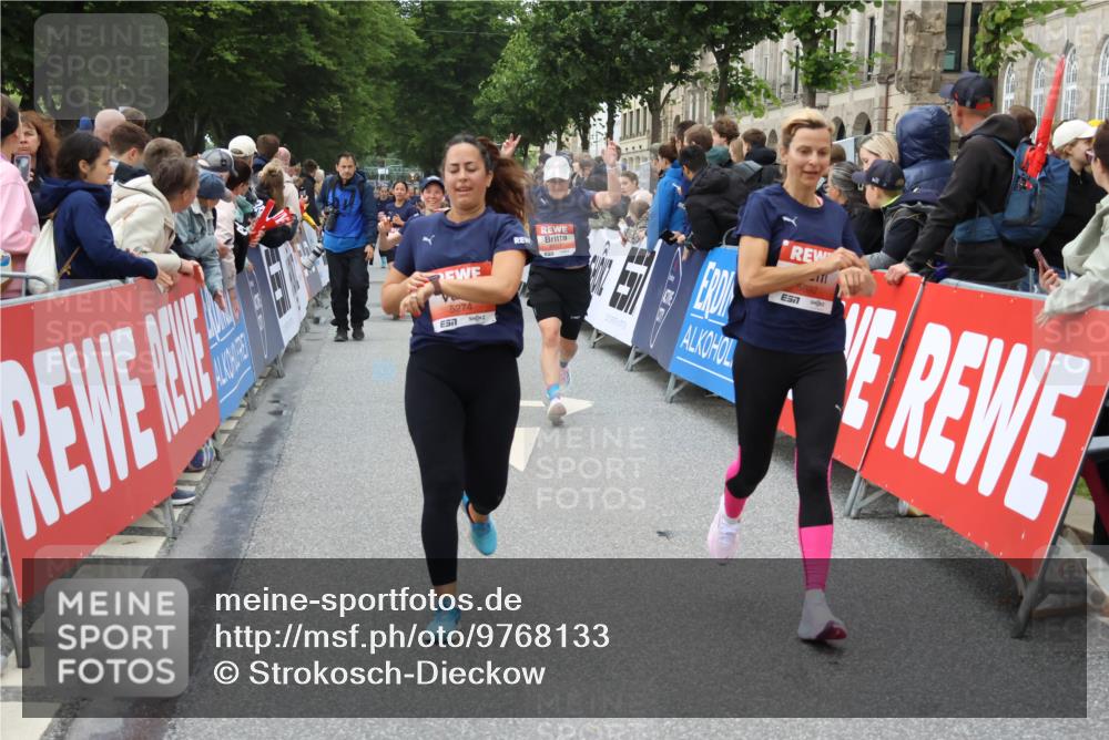 14.06.2026 - REWE Women's Run Strokosch-Dieckow http://msf.ph/oto/9768133 14.06.2026 11:00:12 Ziel 5101, 5217, 5274, 5284, 5286, 5340, 5526, 5801, 5821, 5892, 5954, 6035 meine-sportfotos.de