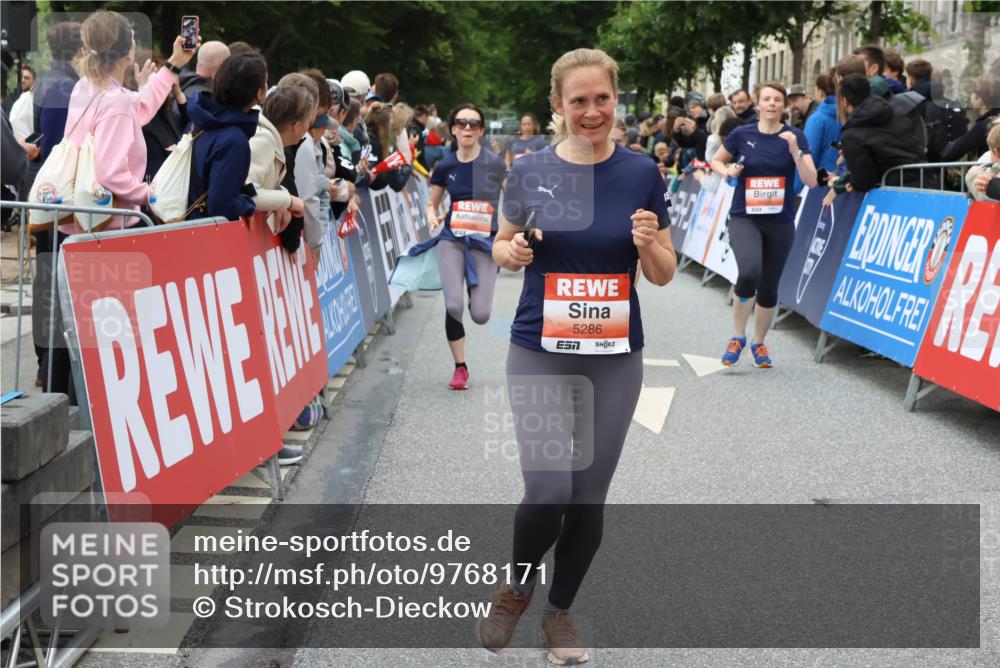 14.06.2026 - REWE Women's Run Strokosch-Dieckow http://msf.ph/oto/9768171 14.06.2026 11:00:07 Ziel 5094, 5217, 5286, 5340, 5526, 5569, 5821, 5873, 5886, 6034, 6035 meine-sportfotos.de