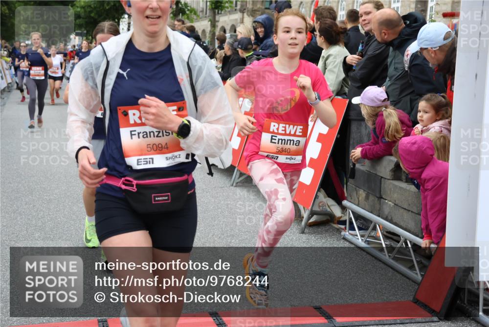 14.06.2026 - REWE Women's Run Strokosch-Dieckow http://msf.ph/oto/9768244 14.06.2026 11:00:04 Ziel 5094, 5139, 5217, 5258, 5286, 5340, 5569, 5873, 5886, 6030, 6034, 6035 meine-sportfotos.de