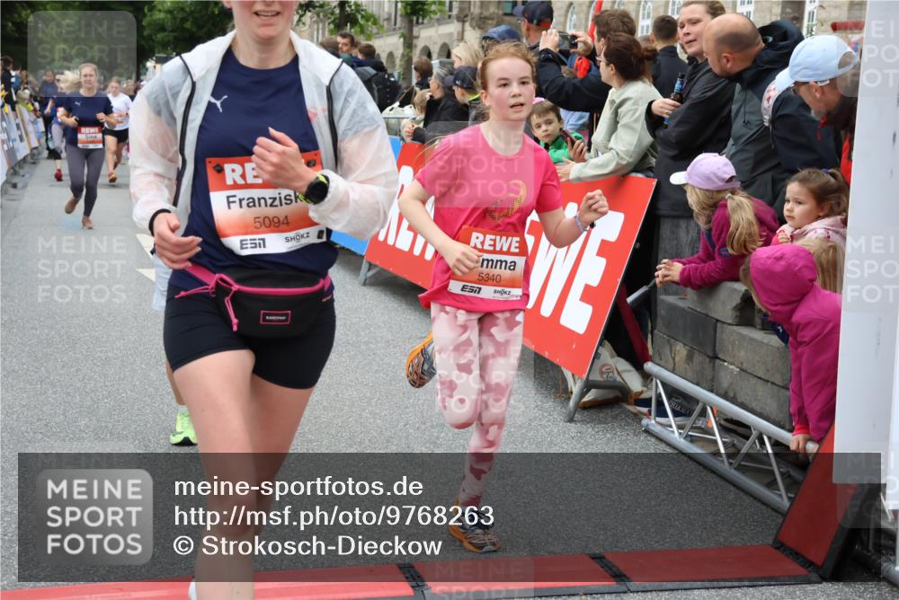 14.06.2026 - REWE Women's Run Strokosch-Dieckow http://msf.ph/oto/9768263 14.06.2026 11:00:04 Ziel 5094, 5139, 5217, 5258, 5286, 5340, 5569, 5873, 5886, 6030, 6034, 6035 meine-sportfotos.de