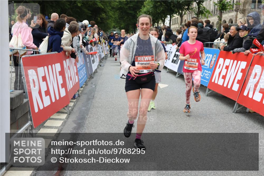 14.06.2026 - REWE Women's Run Strokosch-Dieckow http://msf.ph/oto/9768295 14.06.2026 11:00:03 Ziel 5094, 5139, 5217, 5258, 5286, 5340, 5569, 5873, 5886, 6030, 6034 meine-sportfotos.de