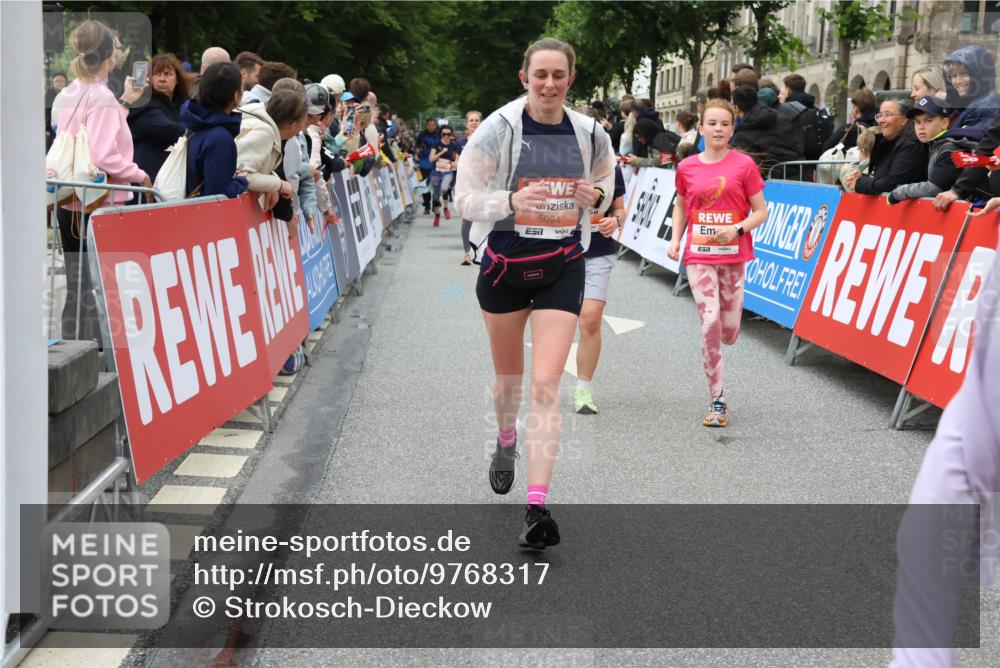14.06.2026 - REWE Women's Run Strokosch-Dieckow http://msf.ph/oto/9768317 14.06.2026 11:00:03 Ziel 5094, 5139, 5217, 5258, 5286, 5340, 5569, 5873, 5886, 6030, 6034 meine-sportfotos.de