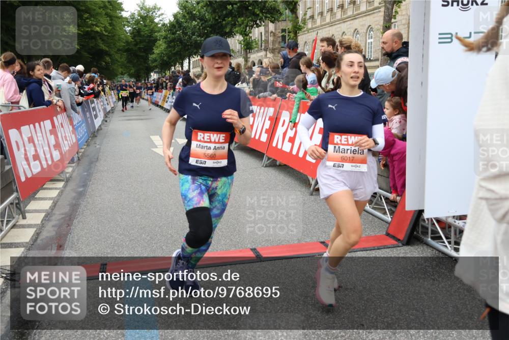 14.06.2026 - REWE Women's Run Strokosch-Dieckow http://msf.ph/oto/9768695 14.06.2026 10:59:47 Ziel 5418, 5536, 5560, 5590, 5634, 5642, 5928, 6016, 6017 meine-sportfotos.de