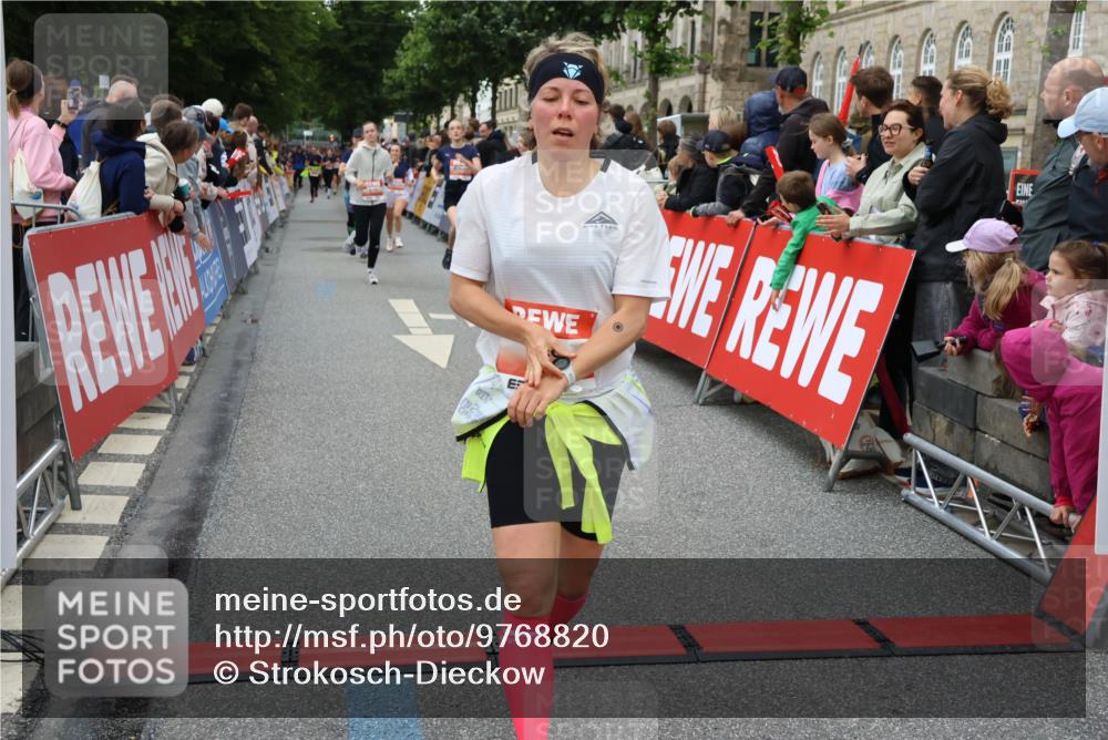 14.06.2026 - REWE Women's Run Strokosch-Dieckow http://msf.ph/oto/9768820 14.06.2026 10:59:42 Ziel 5032, 5117, 5418, 5536, 5590, 5634, 5642, 5701, 5928, 6016 meine-sportfotos.de
