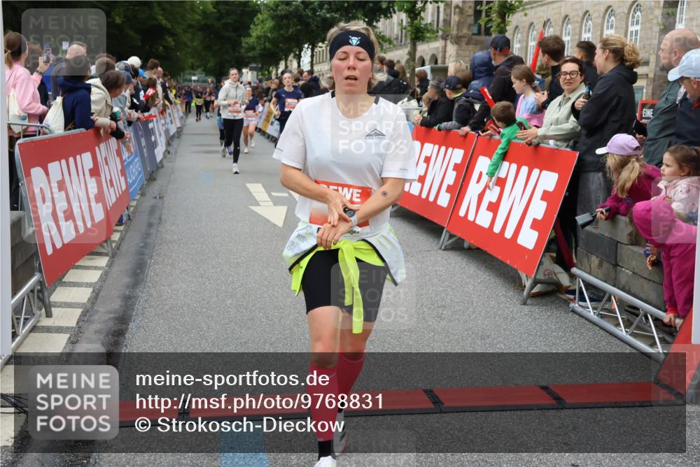14.06.2026 - REWE Women's Run Strokosch-Dieckow http://msf.ph/oto/9768831 14.06.2026 10:59:42 Ziel 5032, 5117, 5418, 5536, 5590, 5634, 5642, 5701, 5928, 6016 meine-sportfotos.de